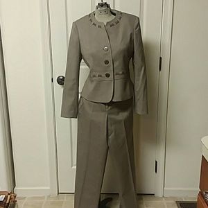 Suit Jones New York  6P brown Never Worn